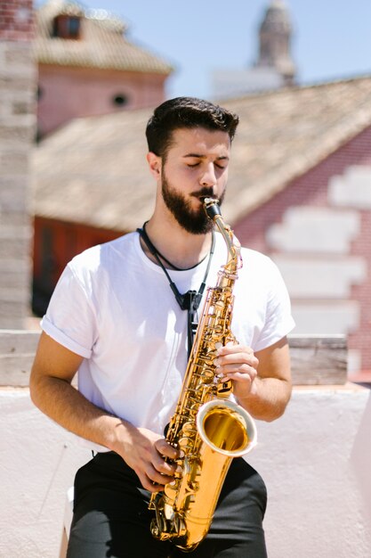 Portret van musicus die de saxofoon speelt