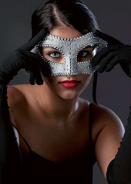 Portret van mysterieuze vrouw met carnaval masker