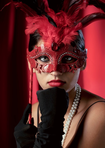 Portret van mysterieuze vrouw met carnaval masker