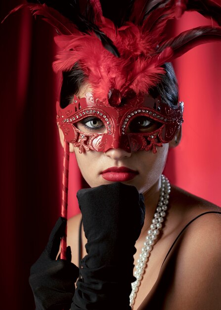 Portret van mysterieuze vrouw met carnaval masker