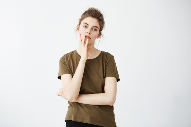 Portret van ontevreden verveelde vermoeide vrouw met broodje.