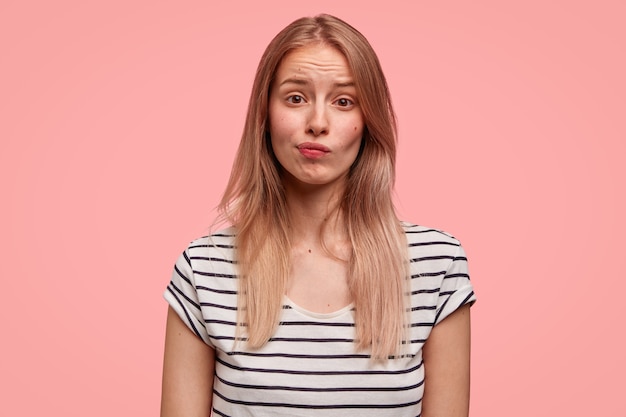 Portret van ontevreden vrouw met sombere uitdrukking