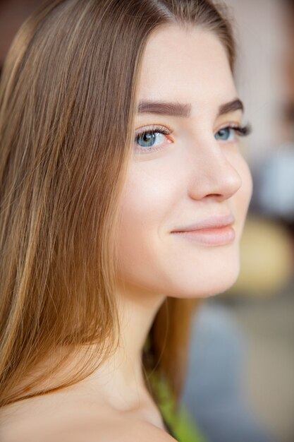 Portret van opgetogen jonge blanke vrouw lachend.