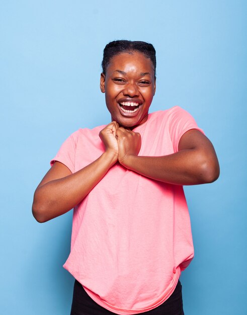Portret van opgewonden, gelukkig model Afro-Amerikaanse jonge vrouw die om de camera lacht