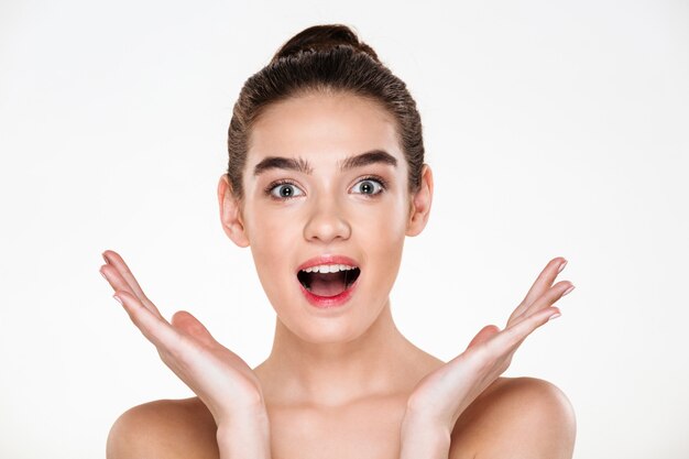 portret van opgewonden volwassen vrouw met natuurlijke make-up lachen plezier opzij zetten handen