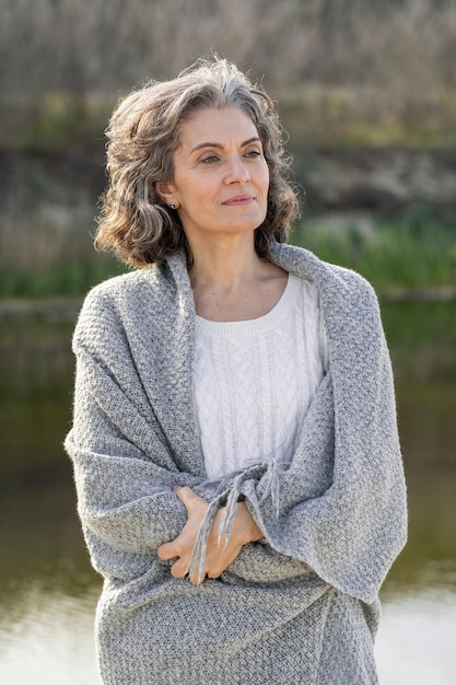 Portret van oudere vrouw buiten bij het meer