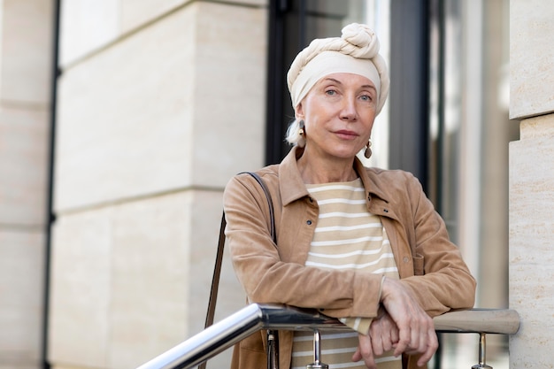 Gratis foto portret van oudere vrouw buiten in de stad