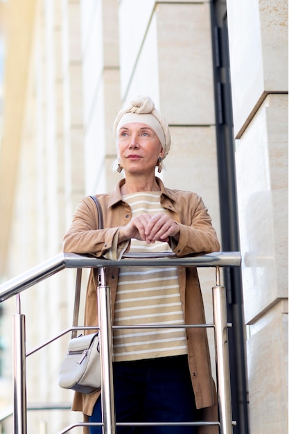 Gratis foto portret van oudere vrouw buiten in de stad