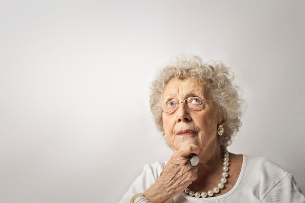 portret van oudere vrouw met doordachte uitdrukking