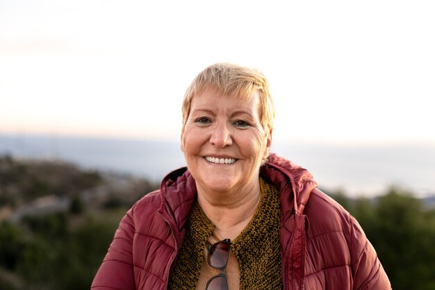 Portret van oudere vrouw op avontuur in de natuur