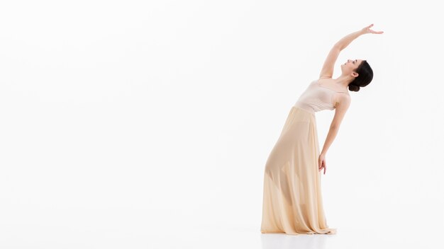 Portret van prachtige ballerina dansen met elegantie