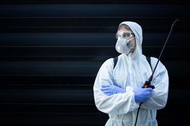 Gratis foto portret van professionele verdelger bedrijf sproeier met chemicaliën voor ongediertebestrijding