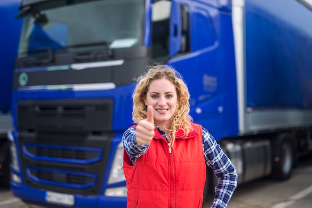 Portret van professionele vrachtwagenchauffeur duimen opdagen en glimlachen