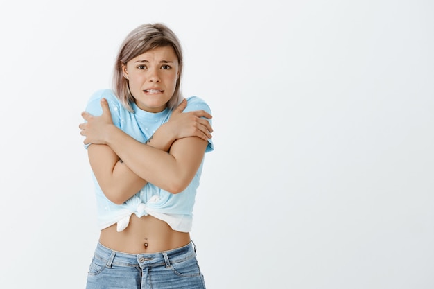 Portret van schattig blond meisje poseren in de studio