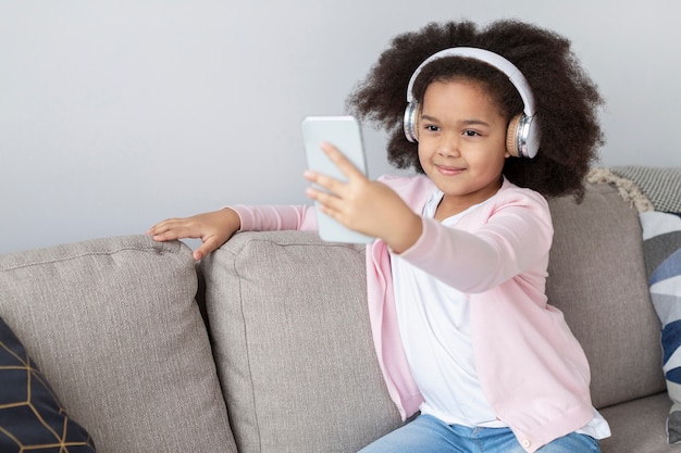 Portret van schattig jong meisje dat een selfie neemt