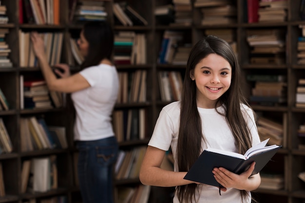 Portret van schattig jong meisje met een boek