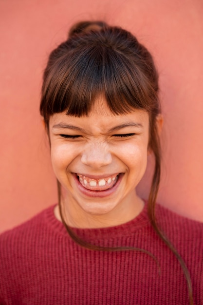 Portret van schattig meisje glimlachen