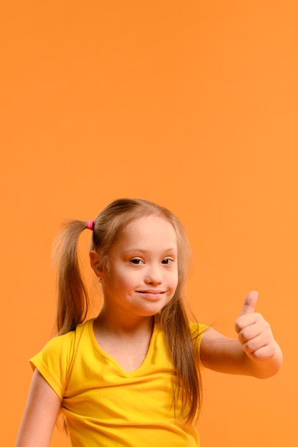 Gratis foto portret van schattig meisje met duim omhoog