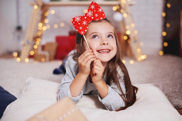 Portret van schattig meisje opzoeken