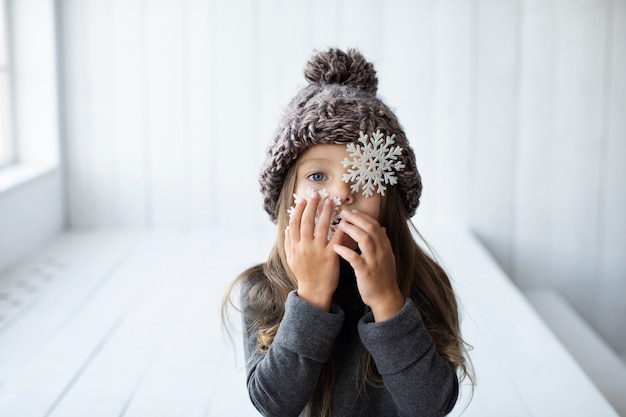 Portret van schattig meisje wit winter hoed