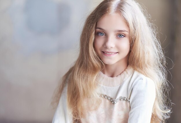 Portret van schattige blonde blauwe ogen vrouwelijke tiener.