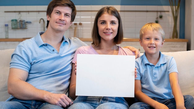 Portret van schattige familie samen poseren