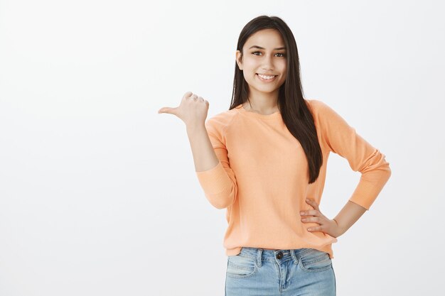 Portret van schattige gelooide brunette in vrijetijdskleding