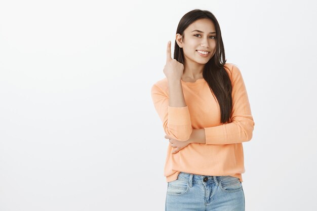 Portret van schattige gelooide brunette in vrijetijdskleding