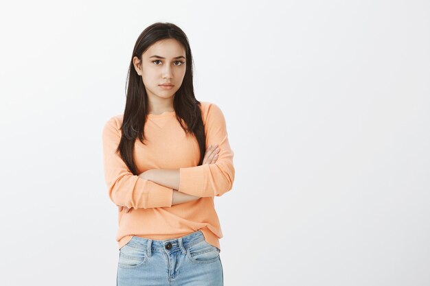 Portret van schattige gelooide brunette in vrijetijdskleding