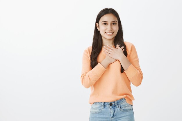 Portret van schattige gelooide brunette in vrijetijdskleding