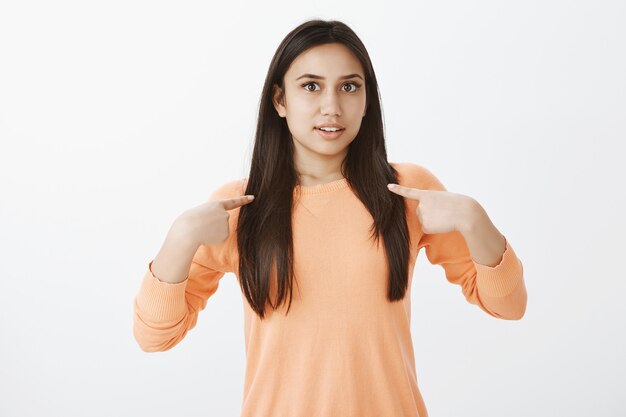 Portret van schattige gelooide brunette in vrijetijdskleding