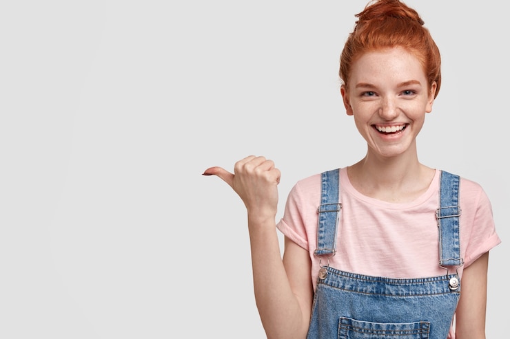 Gratis Foto portret van schattige gember vrouw in overall