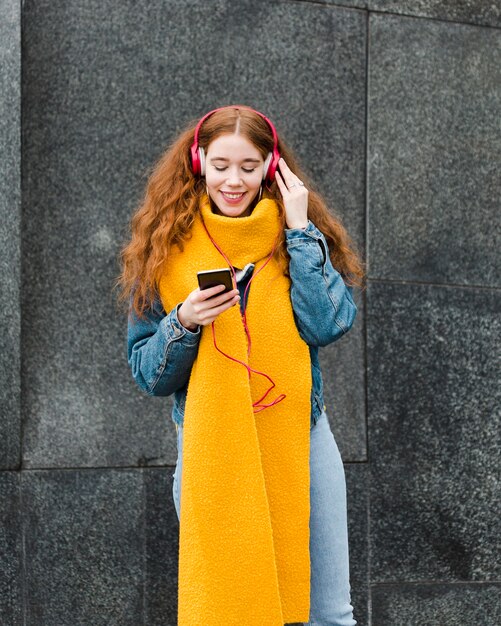 Portret van schattige jonge meisje muziek beluisteren