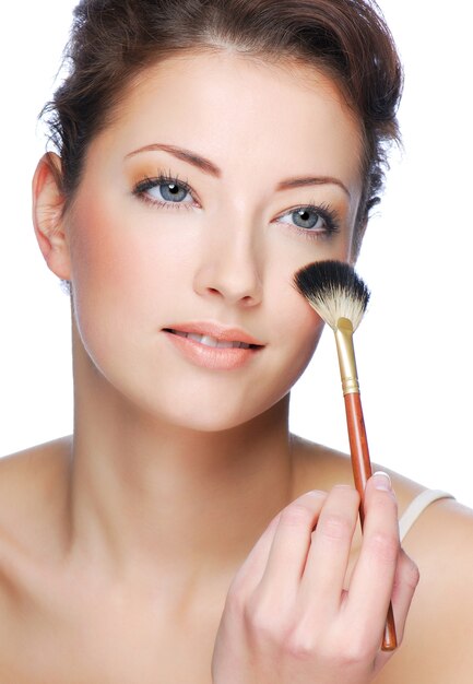 Portret van schattige jonge volwassen vrouw schoonmakende gezicht na het aanbrengen van make-up