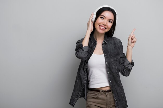 Portret van schattige jonge vrouw luisteren naar muziek