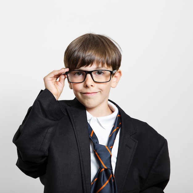 Portret van schattige jongen die zich voordeed als een zakenman