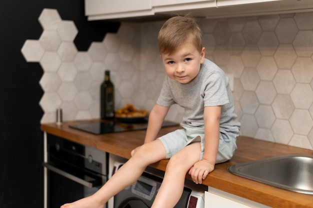 Gratis foto portret van schattige kleine jongen thuis