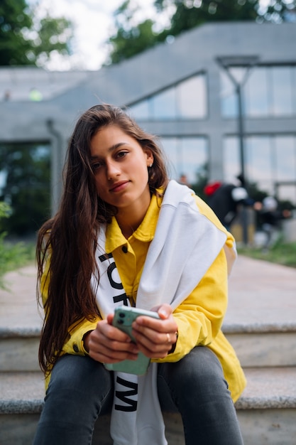 Portret van schattige mooie jonge vrouw met plezier en poseren buitenshuis.