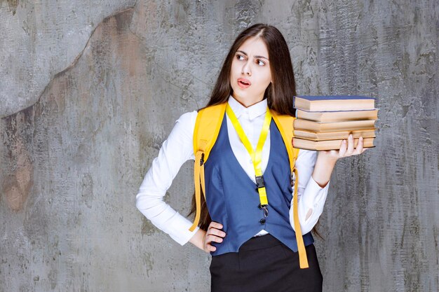 Portret van schattige student met rugzak met boeken. Hoge kwaliteit foto