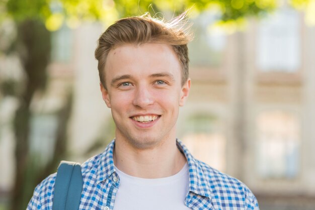 Portret van schooljongen voor schoolgebouw