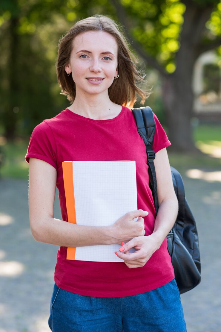 Gratis Foto portret van schoolmeisje met boeken in park