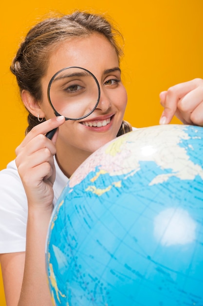 Portret van schoolmeisje met een wereldbol