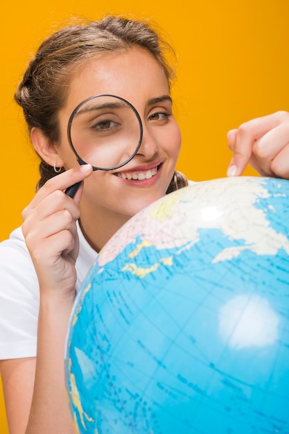 Gratis foto portret van schoolmeisje met een wereldbol