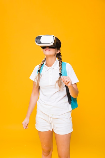 Gratis foto portret van schoolmeisje met vr-bril