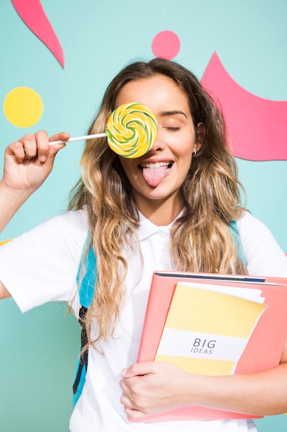 Portret van schoolmeisje op de stijlachtergrond van Memphis