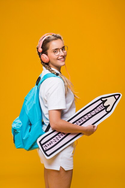 Portret van schoolmeisje op gele achtergrond