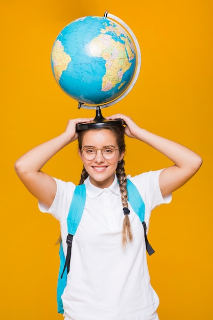 Portret van schoolmeisje op gele achtergrond