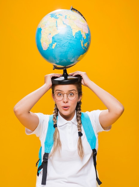 Portret van schoolmeisje op gele achtergrond