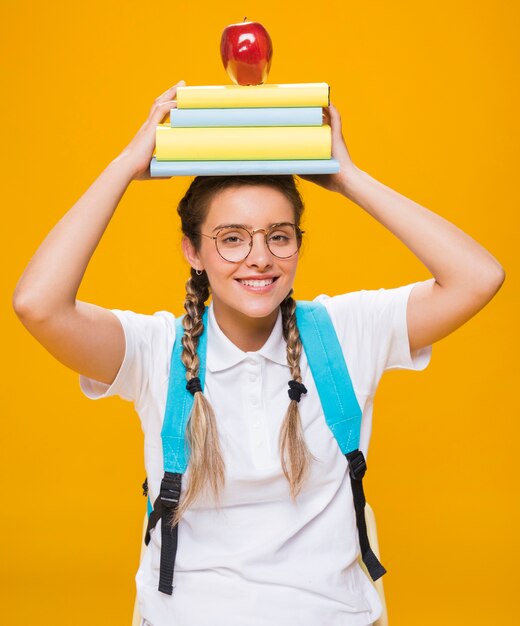 Portret van schoolmeisje op gele achtergrond