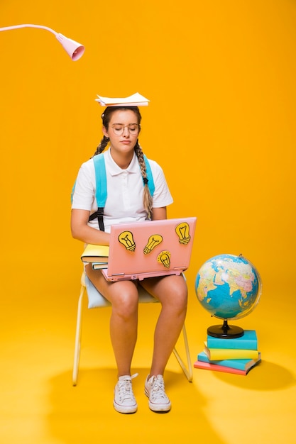 Portret van schoolmeisje op gele achtergrond